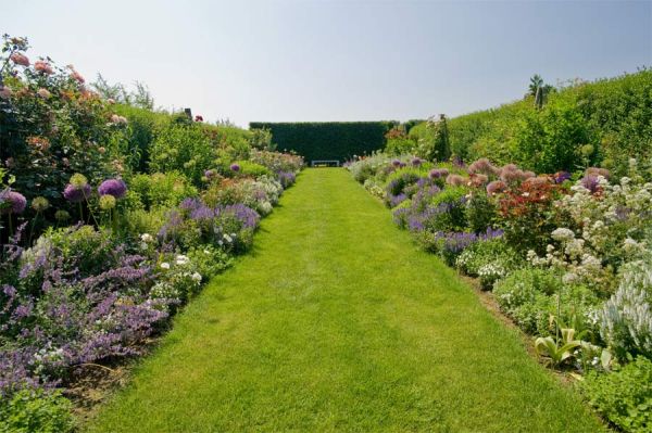 Rasenkanten an Staudenbeeten sind stimmig, bilden, was die Pflege anbelangt aber eine Herausforderung.